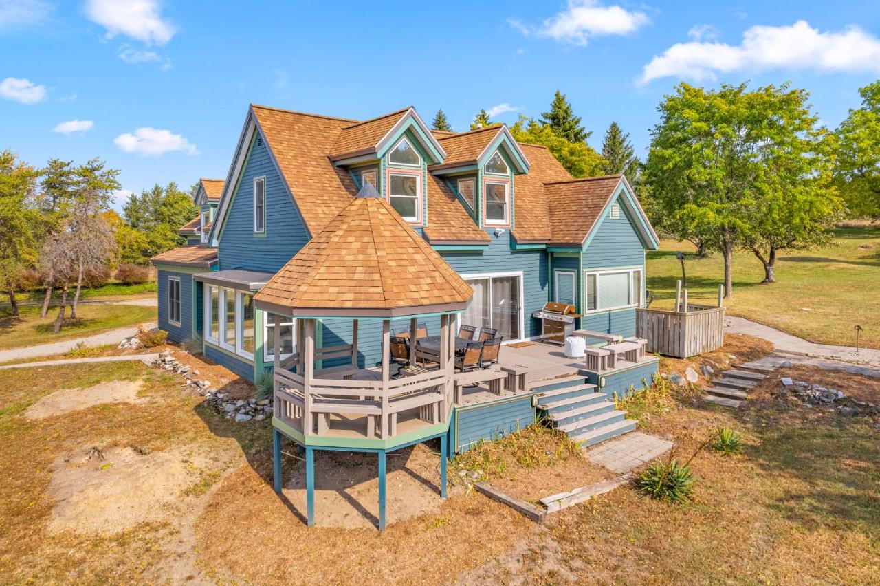 Farmhouse 1918 Grand Retreat for 12 people with Lake Views - Chambres d'hôtes Boyne City