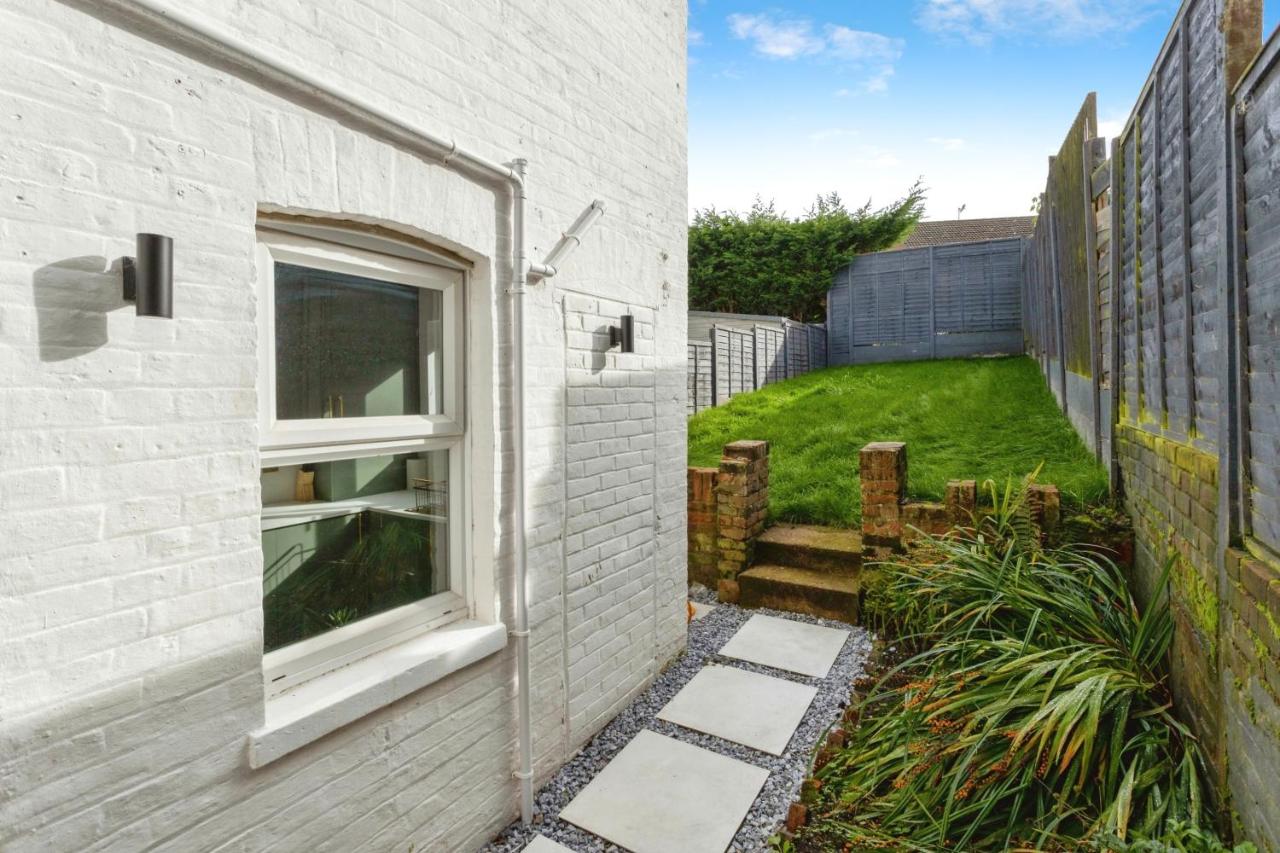 Luxurious 10-Person Modern House with Garden in Central Tonbridge - B&B