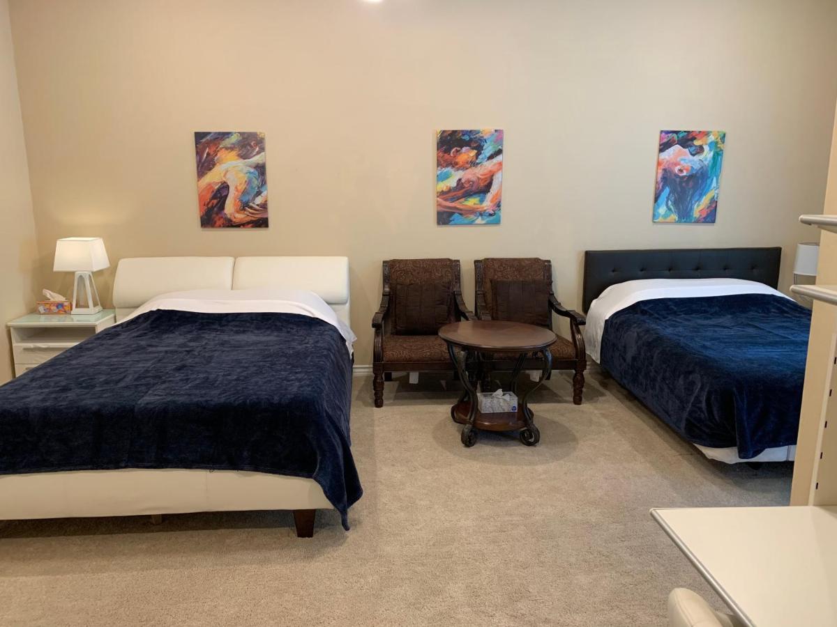 Habitación con cama grande y bañera de hidromasaje