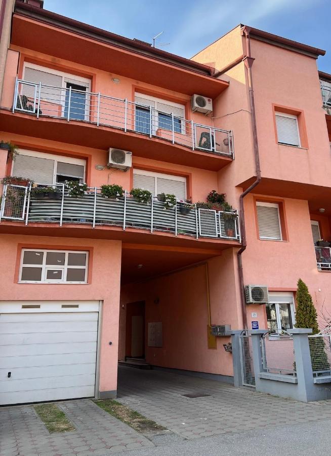 Twins Osijek - private parking - B&B Osijek