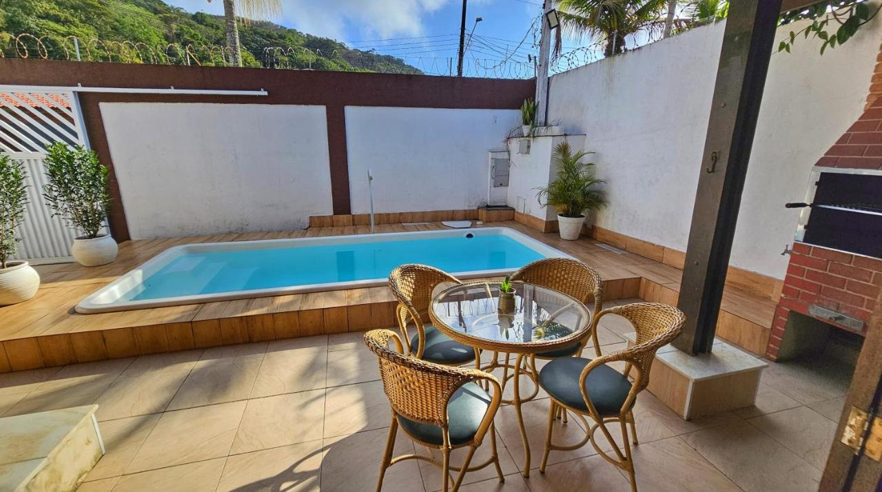 Linda Casa com Piscina - Praia do Pernambuco - Guarujá - B&B