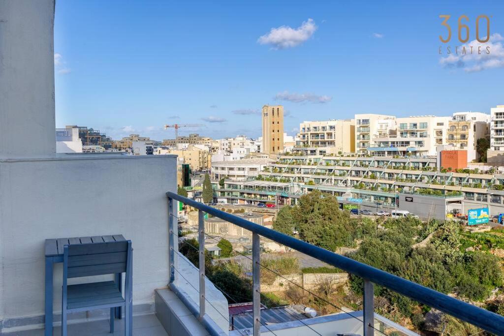 Central 1BR Penthouse with Terrace in St Julians by 360 Estates - B&B San Julian's