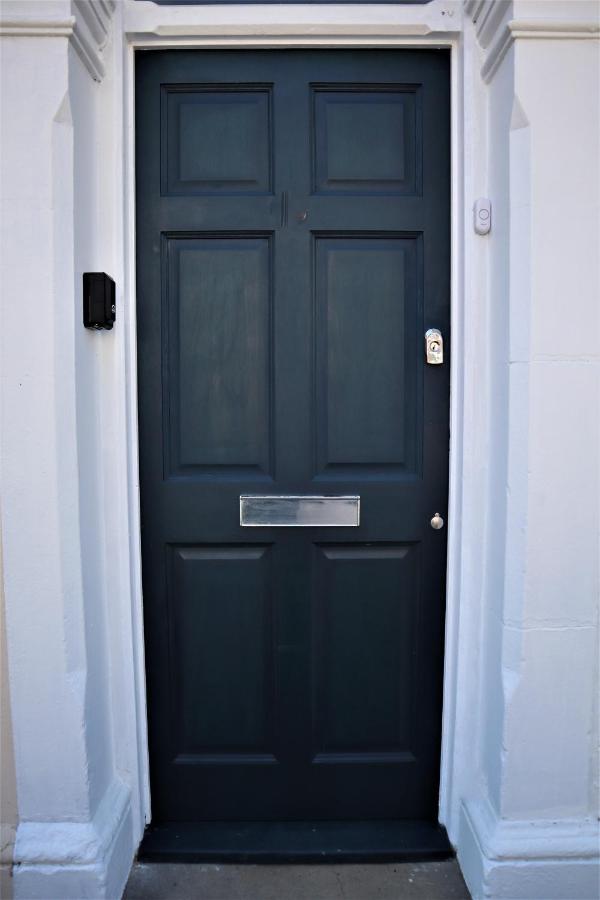 Victoria 4 bedroom Serviced House Short Lets - Near Northampton Gen Hosp & Town Centre - Bed and Breakfast Northampton