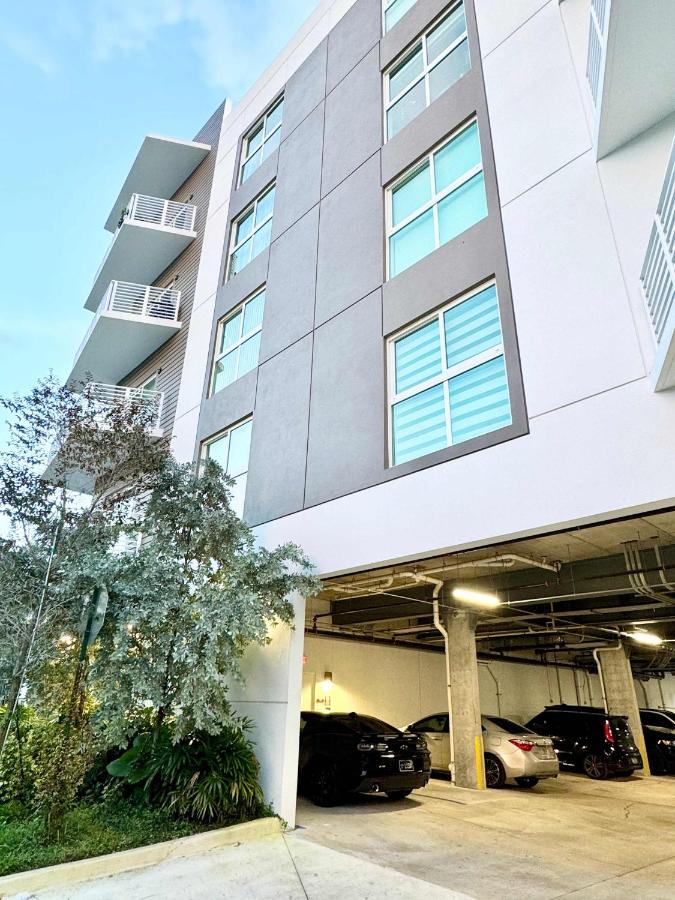 NEW Modern Condo FREE Parking & High Speed Wifi - B&B Hollywood