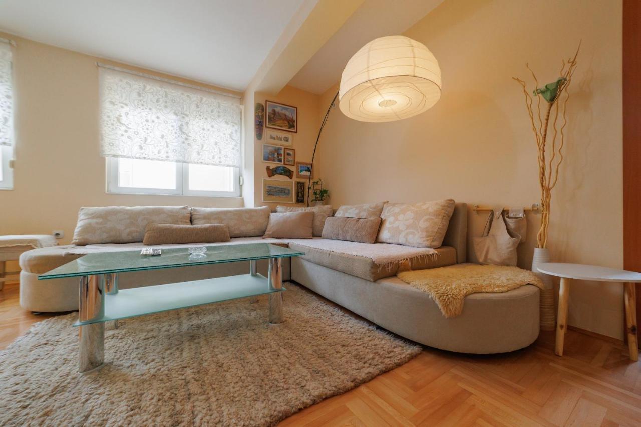 Lux 010 - B&B Pirot