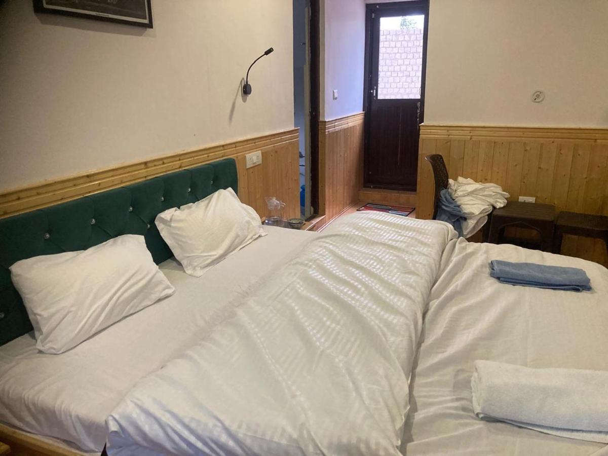 Double or Twin Room with Mountain View