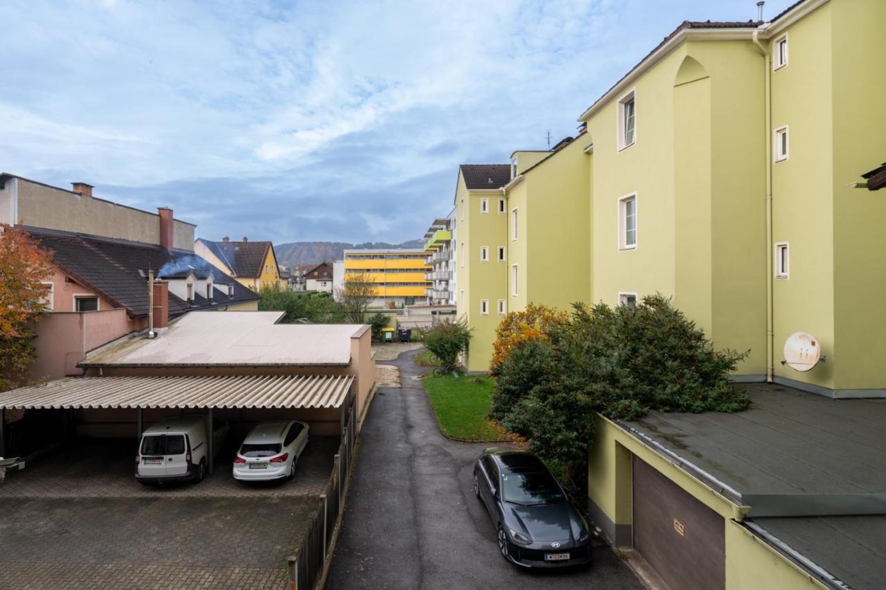 Chic Apartment in Leoben - Balcony & Easy City Access - B&B Leoben