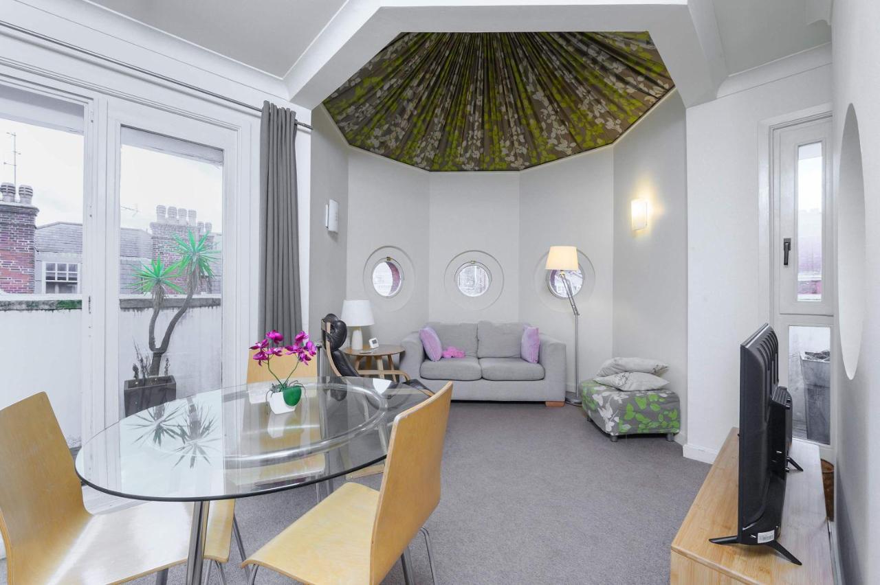 The Aristocrat - Fitzrovia - by Frankie Says - B&B
