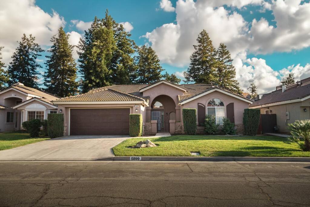 Spacious 4BR in Fresno, CA - B&B