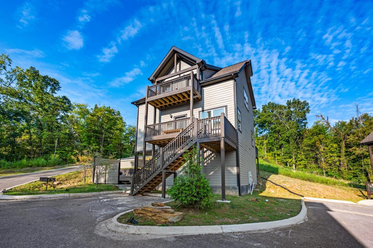 Near Dollywood With Hot Tub, Game Room Home Theater - B&B Sevierville