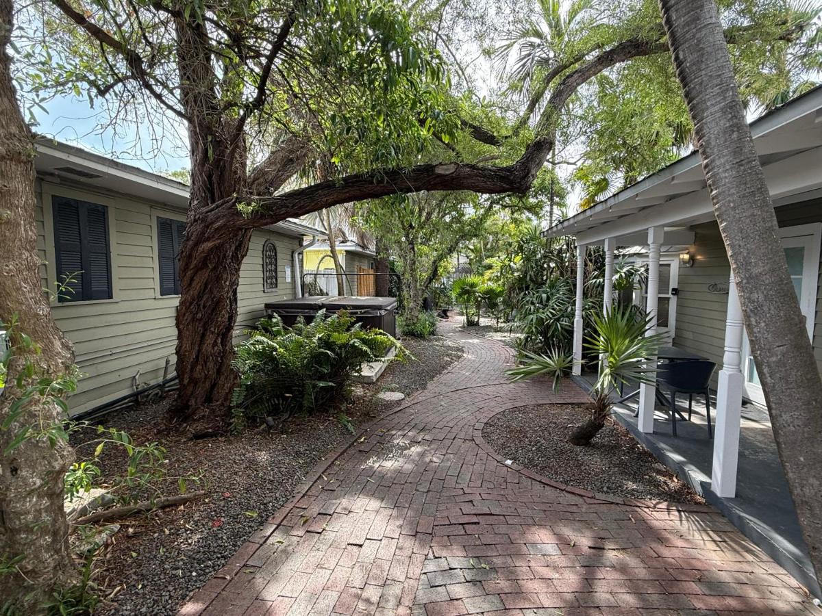 Ibis Suite - Southernmost Sanctuary - Bed and Breakfast Key West