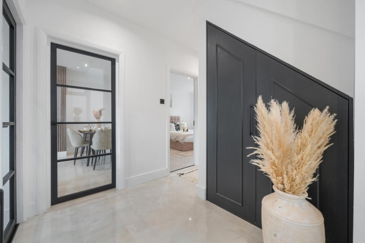 New Stunning Modern 2 Bedroom Apartment in Mill Hill next to Train Station! - Ferienwohnung Hendon