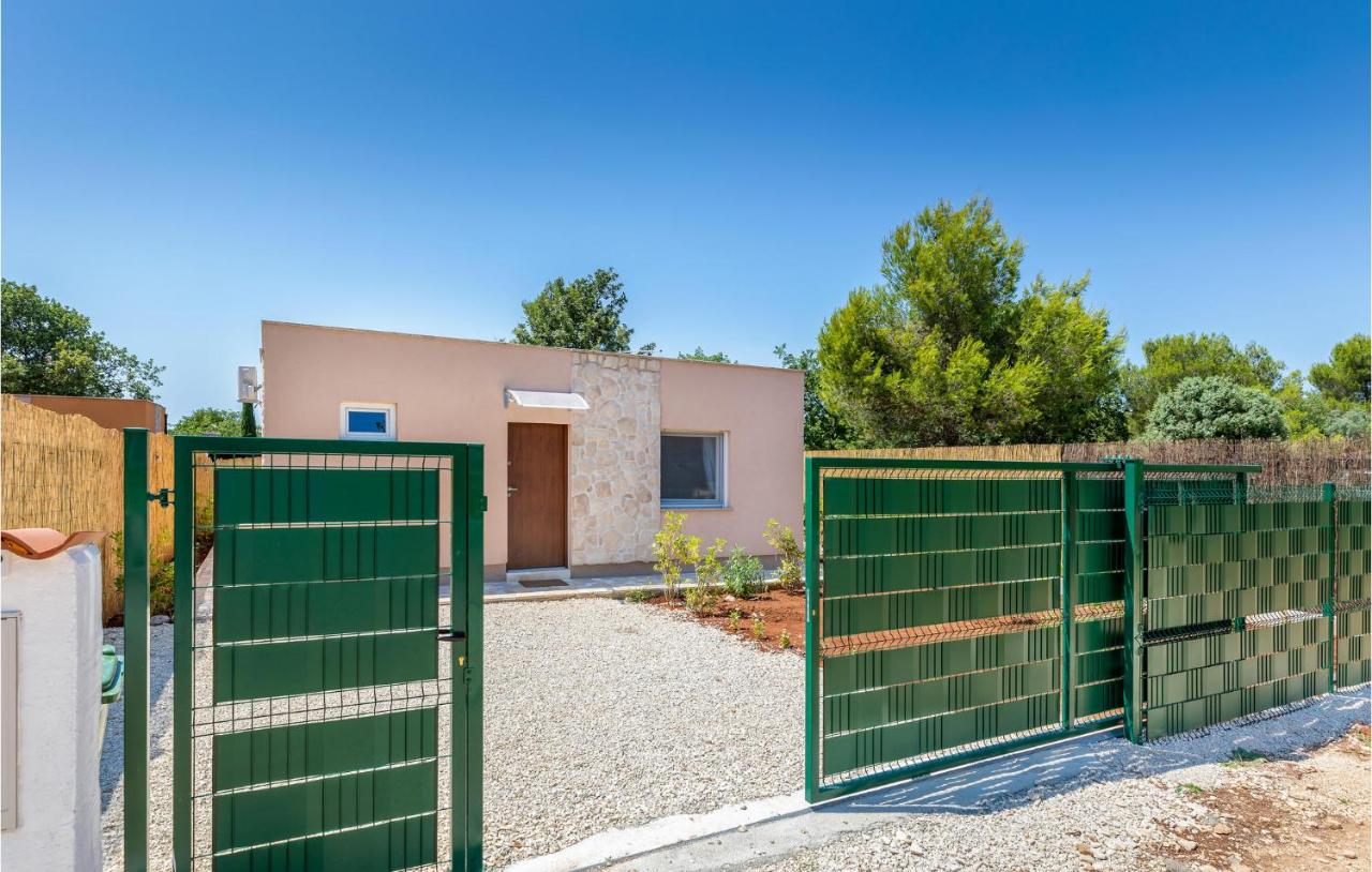 Amazing Home In Peroj - Bed and Breakfast Peroj