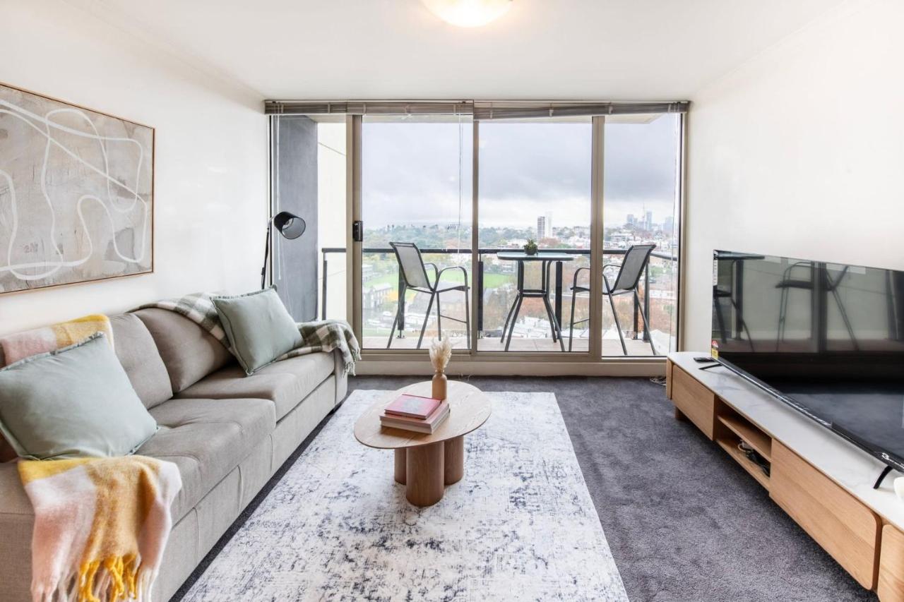 Stylish Cosy Gem w Pool, Tennis Court, & Parking - B&B Melbourne