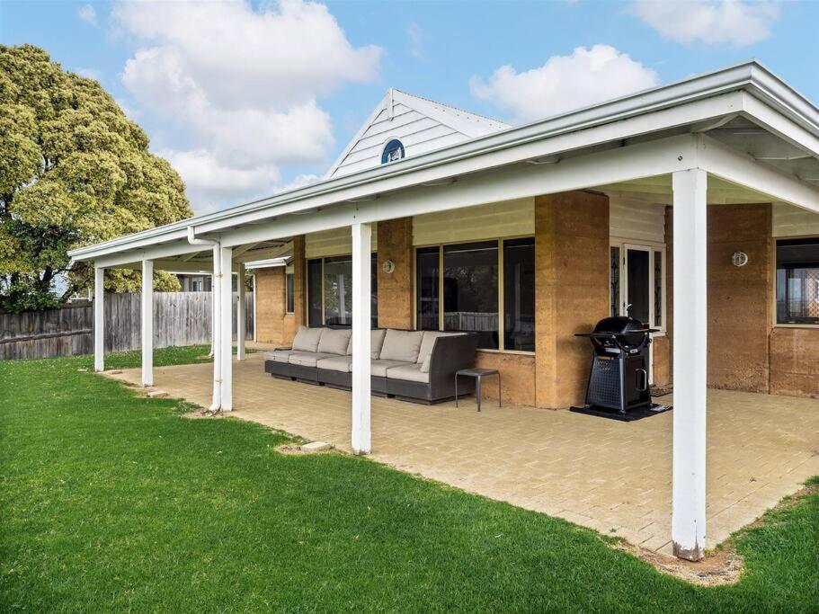 Pelicans View a Riverside Retreat - B&B Augusta