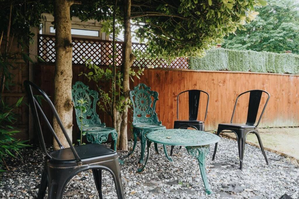 Pool Table - Spacious and Tranquil Hideaway - Near Airport - Sleeps 10 - B&B