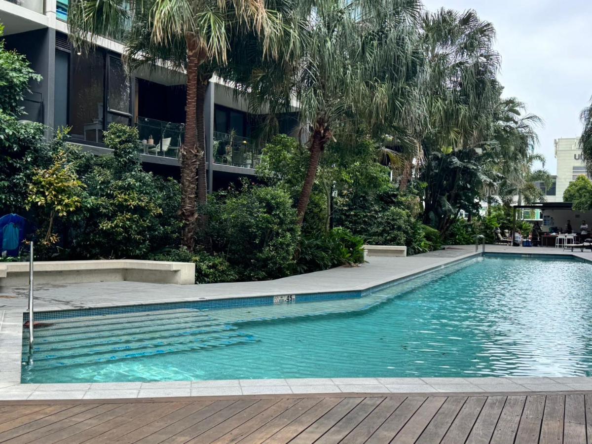 Modern 5-Guest Pool Retreat for Family & Business - B&B