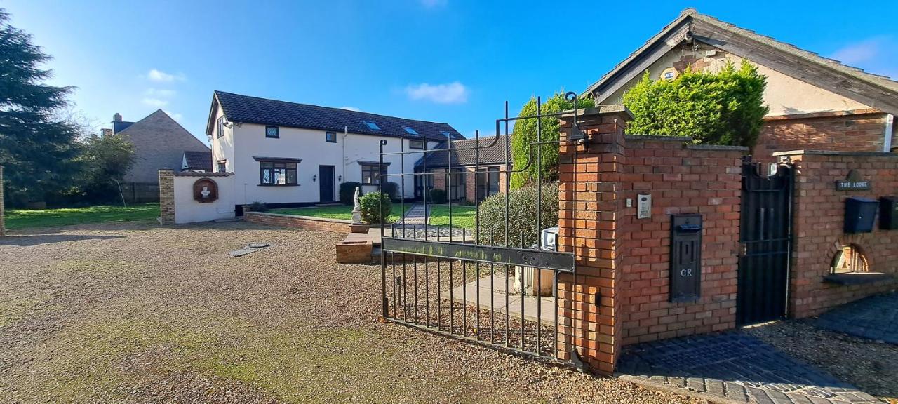 Massive 4 bed with countryside views in Peterborough - B&B