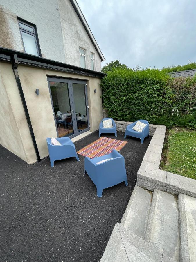 Cheerful 2 bed house on Causeway Coastal Route with parking - Bed and Breakfast