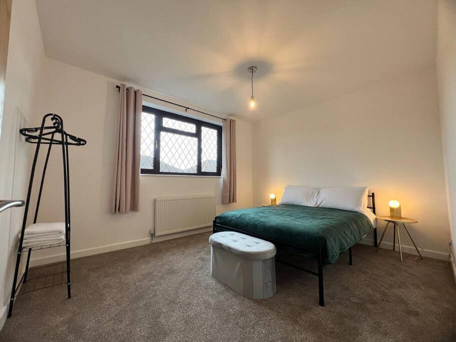 Entire Newly Renovated house -Southampton City - Private Driveway Parking - 4 Bedrooms 5 Beds Sleeps 7 - Great for Friends, Families & Contractors - Chambres d'hôtes Southampton