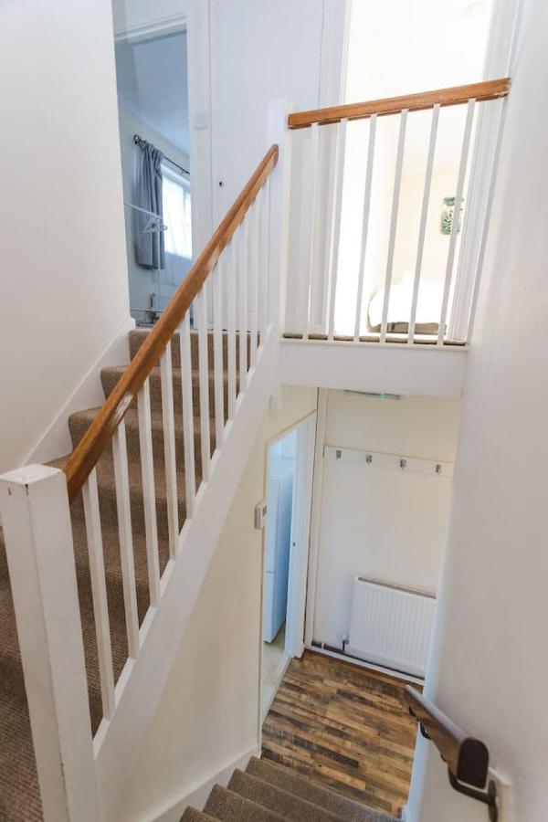 Queens Drive - Sleeps 6, 3 Bedrooms, Parking, Contractors Welcome - B&B Swindon