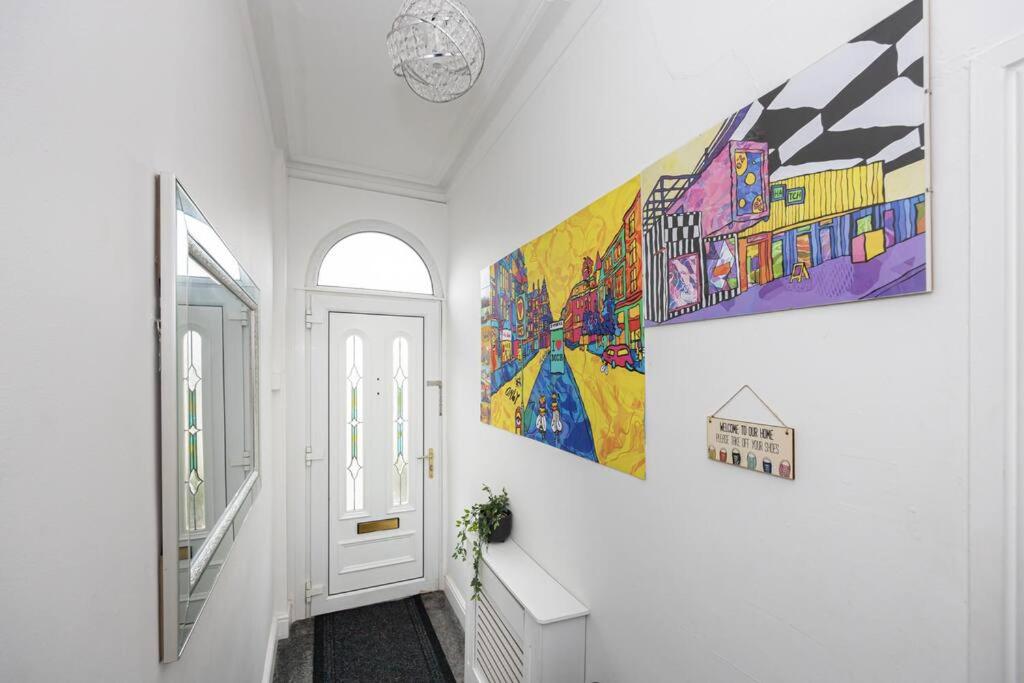 Central 4-Bed Retreat - Free Parking & WiFi - Ferienwohnung