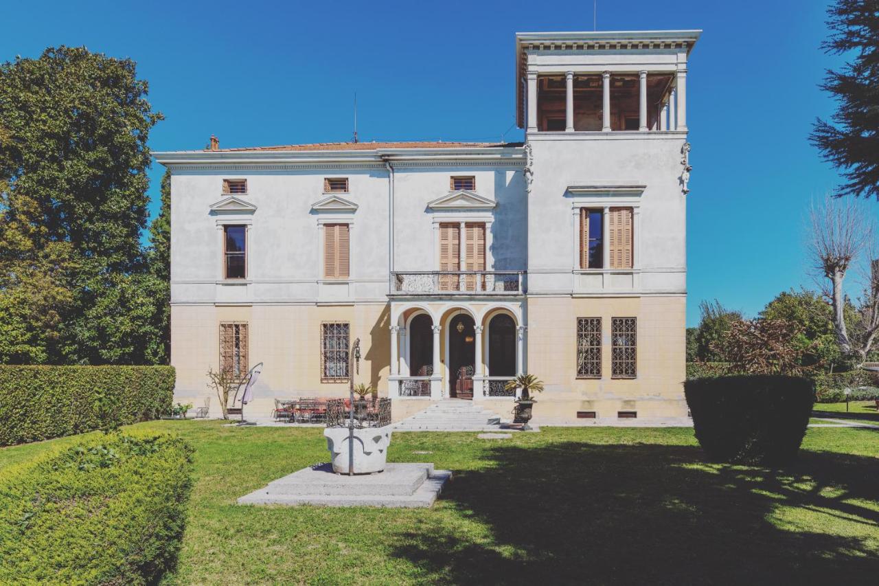Villa Liberty Venezia -Jacuzzi and Gardens- Dimora Storica a soli 20km da Venezia - B&B