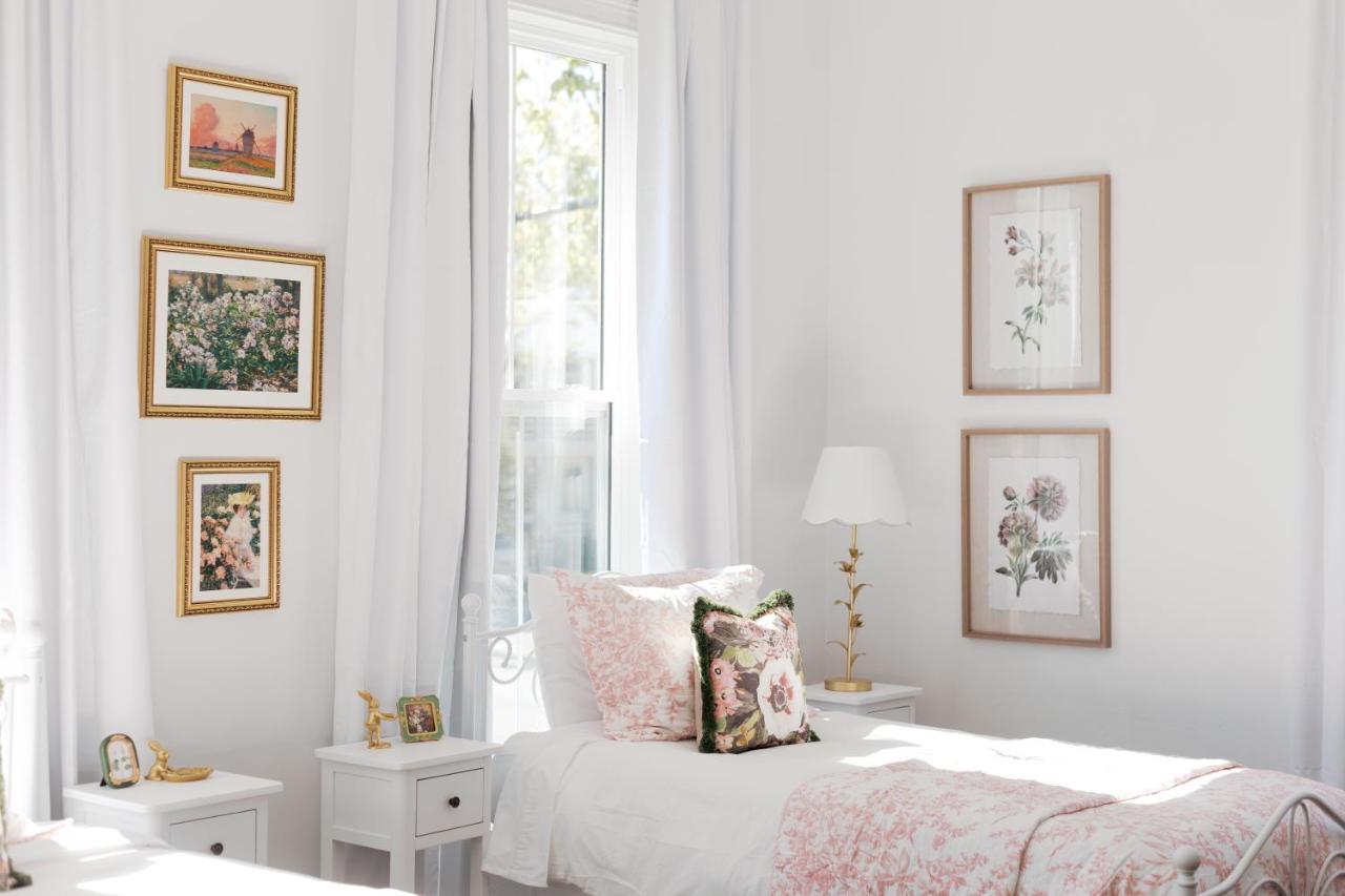 Revived Victorian l Sleeps 12! 8 Mins to Downtown - B&B