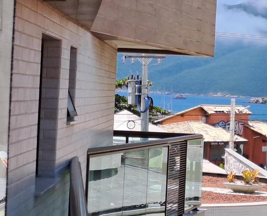 Condomínio Club a 50m PRAIA dos Anjos - Unidades com 2 QUARTOS, PISCINA, estacionamento e portaria 24h - Área de lazer 3000m, wi-fi 800MB, churrasqueira e cozinha completa - B&B
