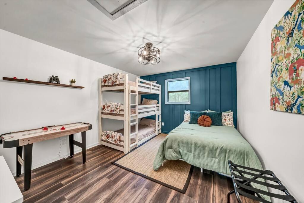 Cozy tiny cabin with hot tub - B&B
