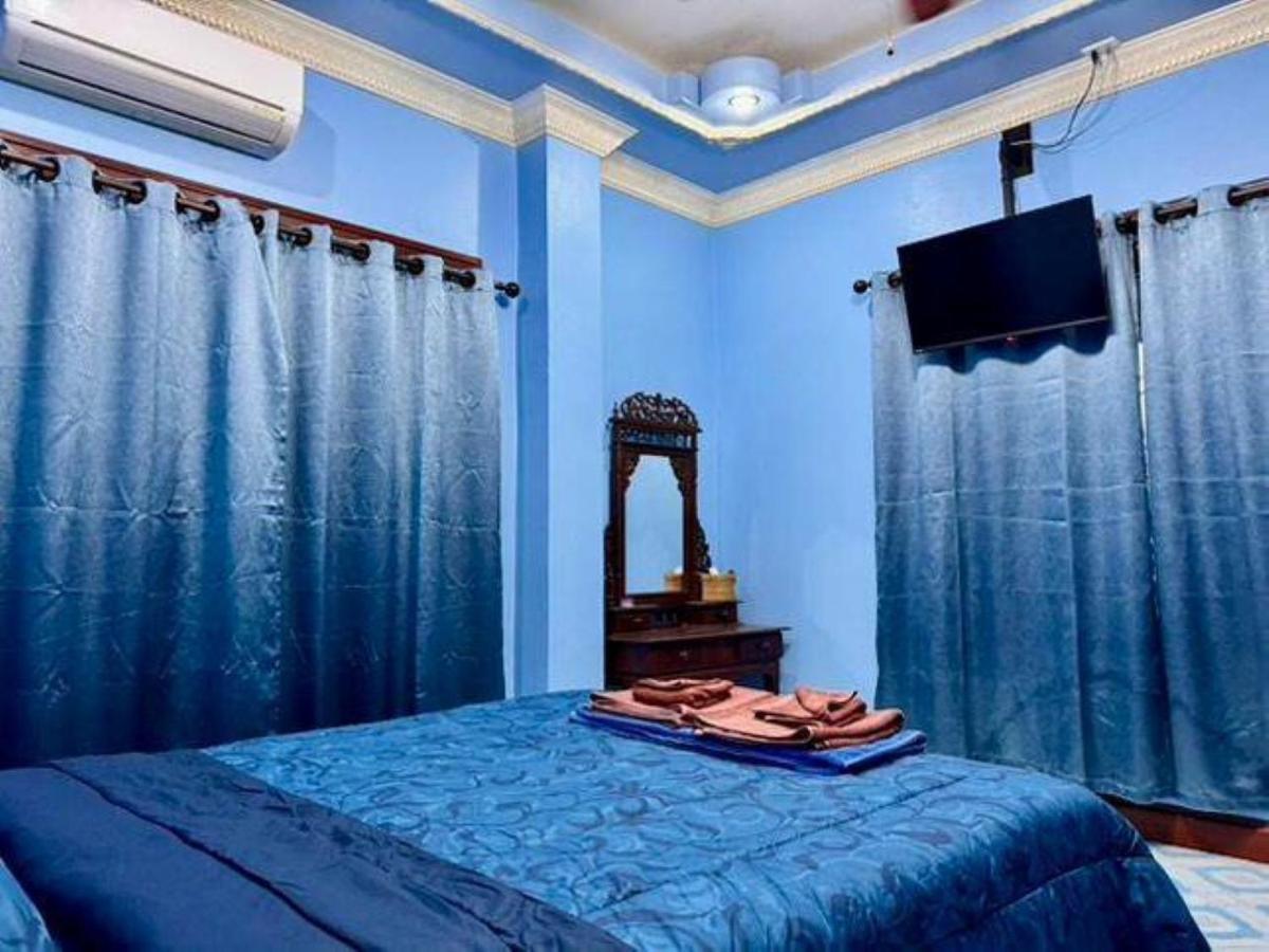 Zimmer mit Queensize-Bett und Balkon