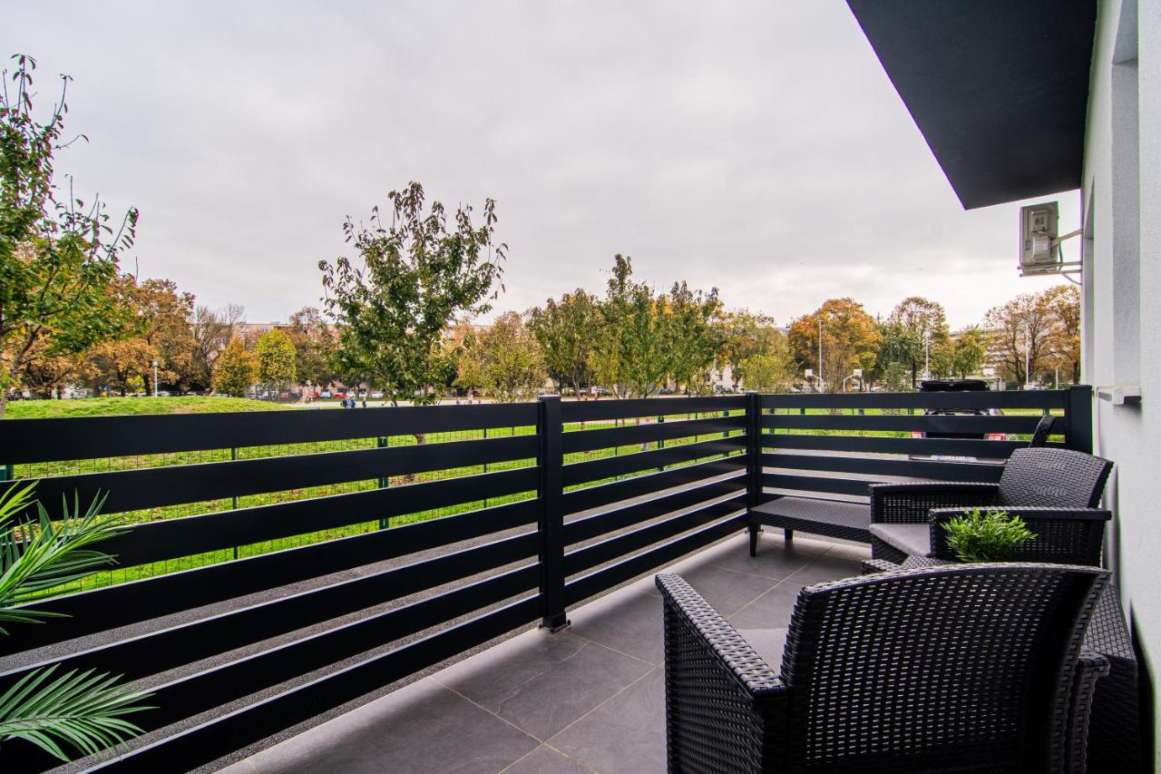 Flexible SelfCheckIns 110 - Zagreb - Private Parking - Loggia - B&B Zagreb