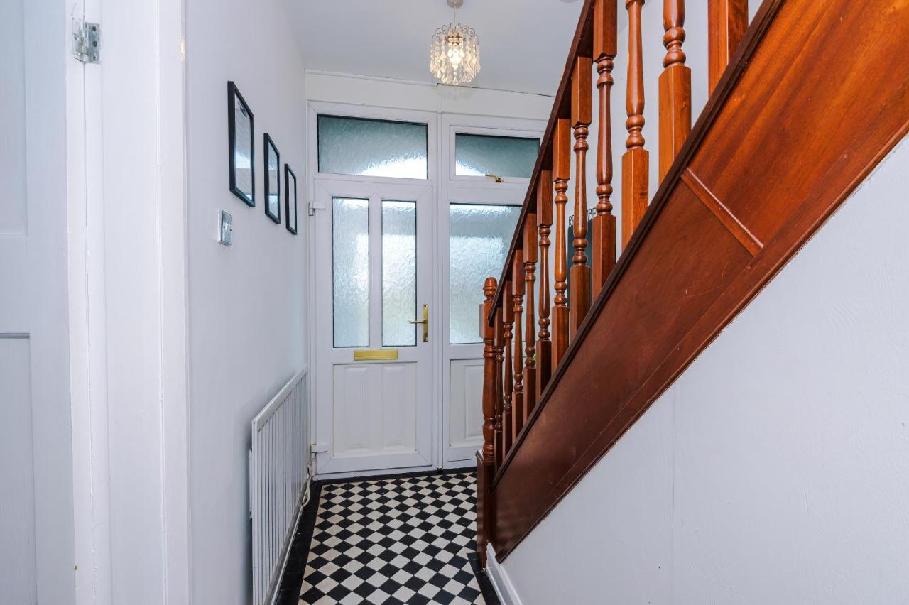 The Lyme Lounge - Spacious 3BR Newcastle Retreat with Parking & Wi-Fi by Parydise Properties - Sleeps 7 - B&B Longport