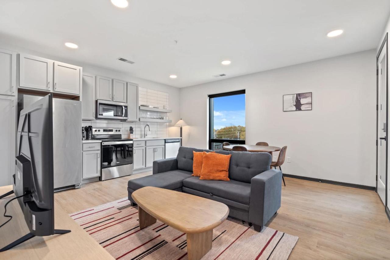 CozySuites Mass with parking lounge & roof deck #27 - Chambres d’hôtes Indianapolis