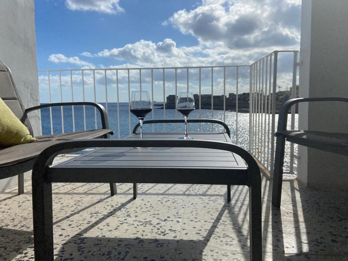SEA FRONT RETRO STYLE APPARTMENT - Ferienwohnung Marsaskala