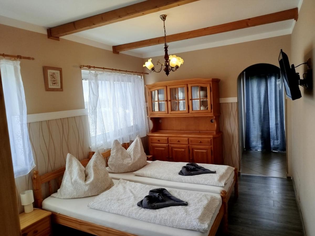 Doppel- oder Zweibettzimmer