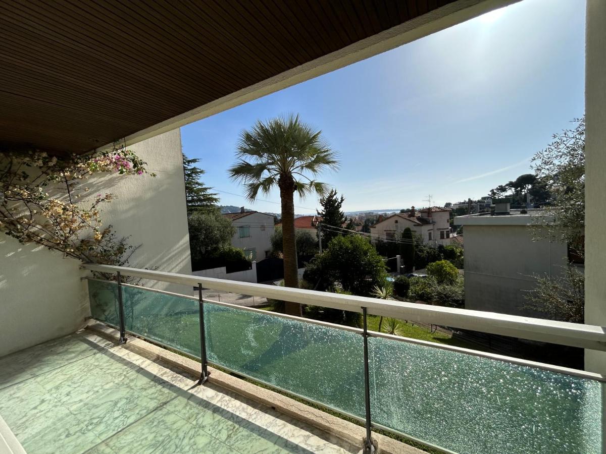 Sea view flat with car park boarder Cannes - Bed and Breakfast