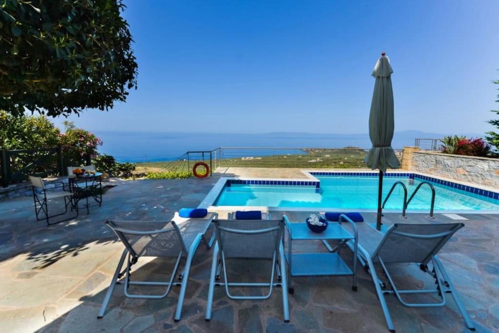 Luxury Villa Ismini in Stoupa, Private Pool & BBQ - Bed and Breakfast Neokhórion
