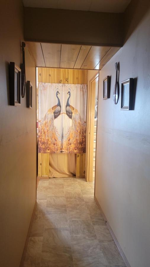 Charming - 2 bedrooms suite, 1 full bath & family room - B&B Kamloops