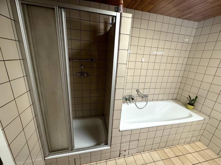 Schöne Wohnung in grüner Lage mit Fitnessgerät - B&B Linz
