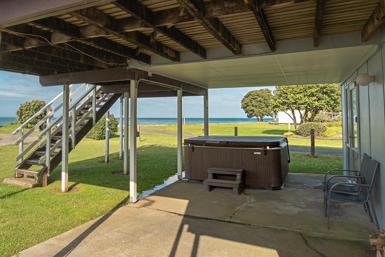 Stunning beachfront bach! - Chambres d’hôtes Manukau Heads
