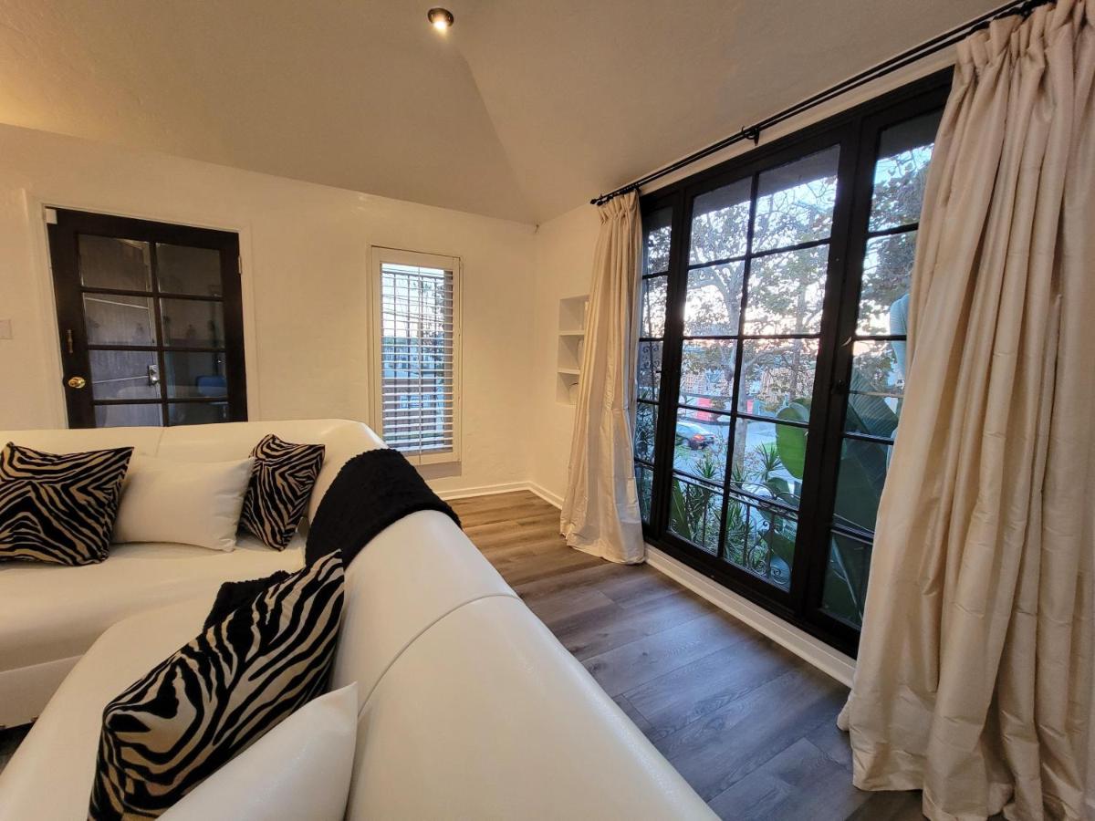 3 bedroom top story apartment near Pico blvd - B&B
