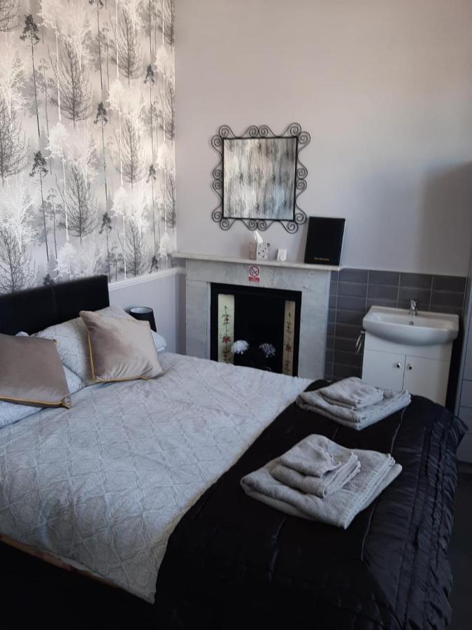 Standard Double Room with Shared Bathroom