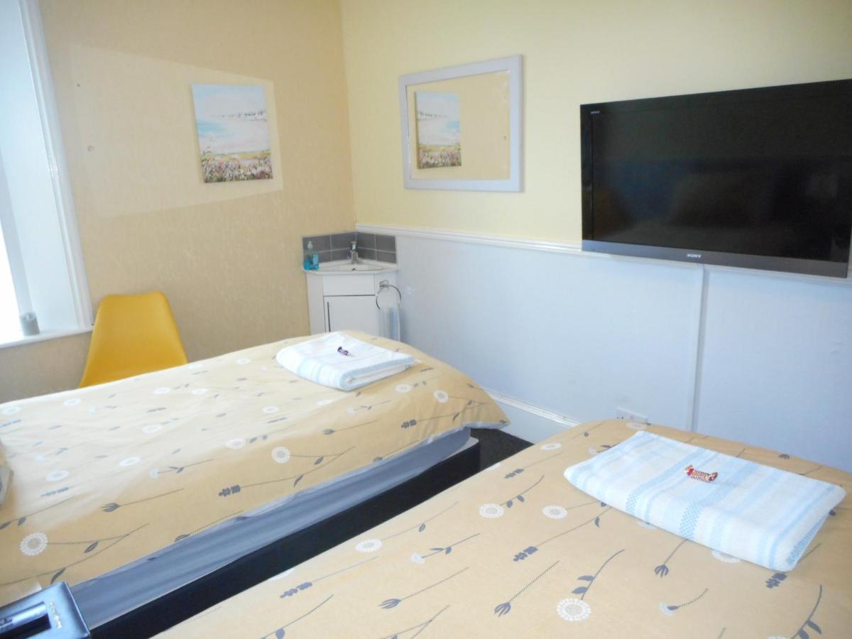 Standard Twin Room with Shared Bathroom