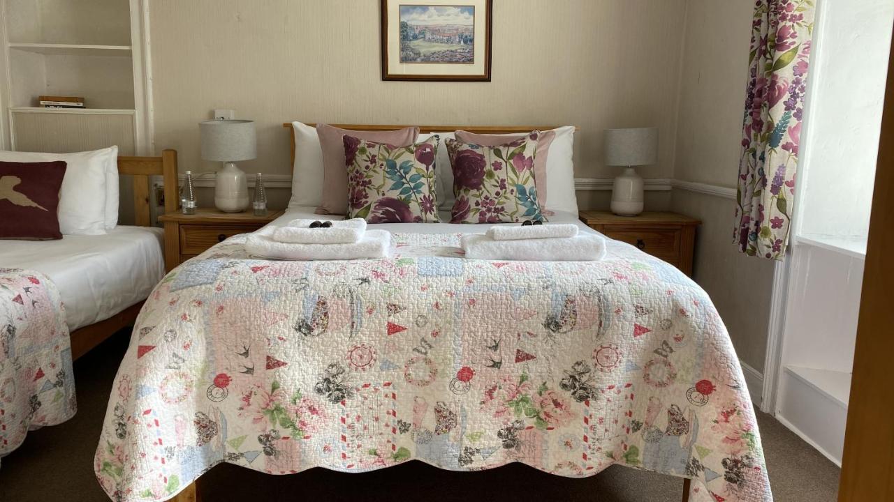 Tweepersoonskamer met 2 Aparte Bedden en Eigen Badkamer