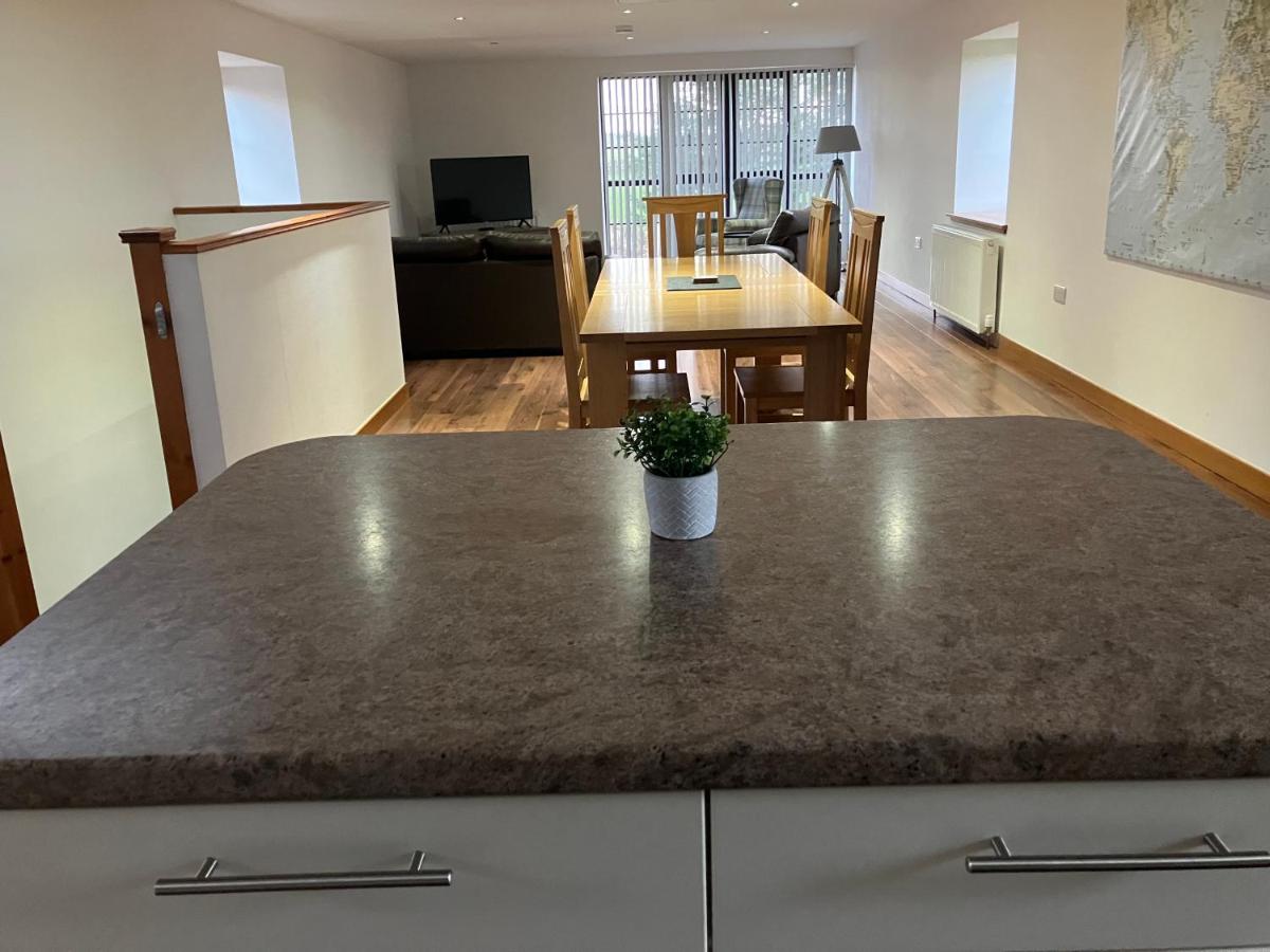 Berryhill West Steading - Peterhead - 3 bedroom 2 bathroom self-catering - Sleeps 5 - Private off-road parking - Yard & Shed - Suit Contractors - Newly Refurbished - Underfloor Heating - Drying Room - Golf Driving Range - Cafe - Extensive Footpaths - Chambres d'hôtes Peterhead