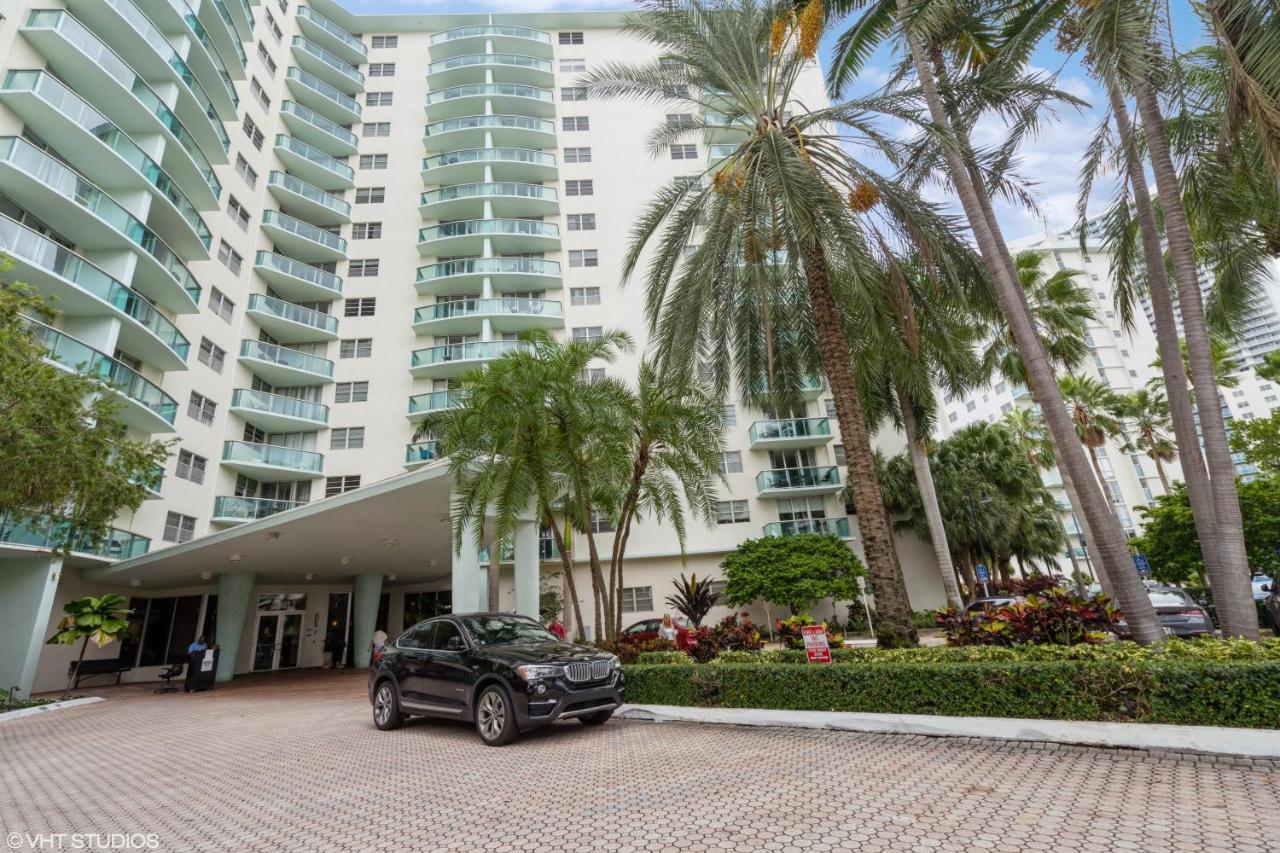 Tides building over the beach apartments - B&B