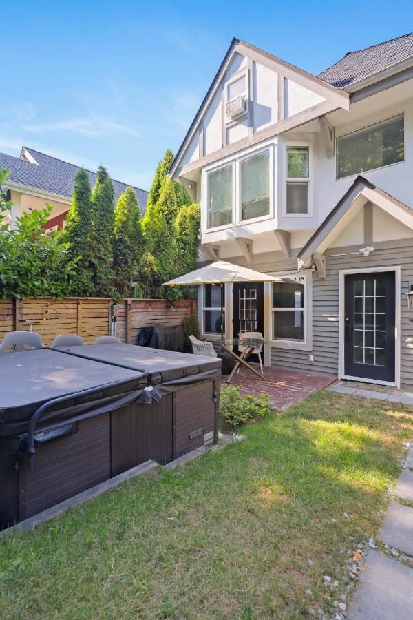 Modern Kitsilano 2 bedroom Home with a Hot Tub - B&B Vancouver