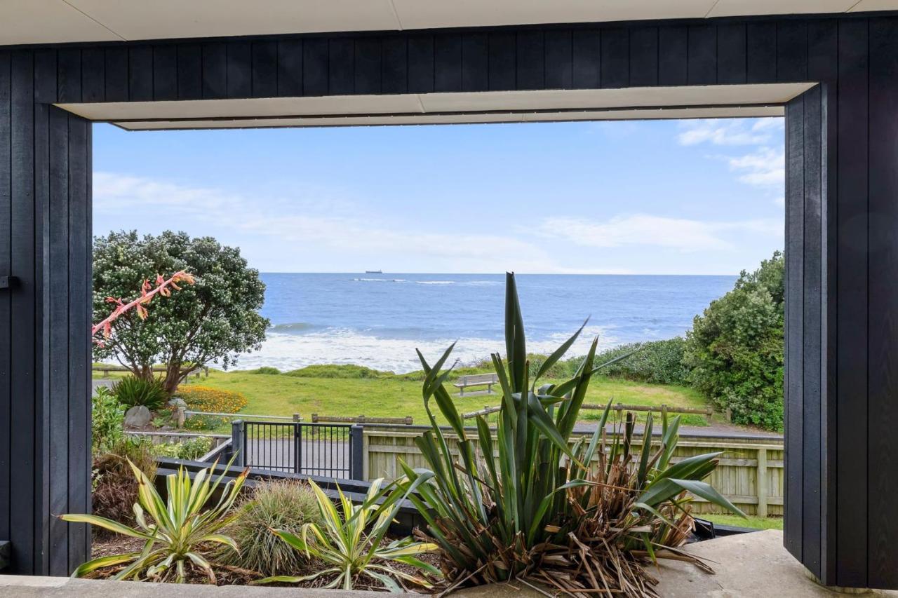 Wow On Wanaka Bay - beachfront living at its best - Bed and Breakfast