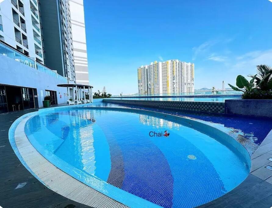 Symphony Tower - Epic City View, Netflix, Free Parking - Bed and Breakfast